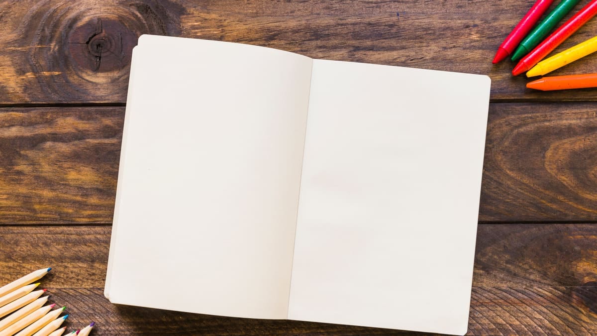 Cadernos de formatos diferentes — brochura, espiral, fichário — abertos lado a lado mostrando as pautas