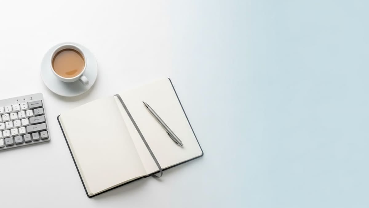 Agendas e planners de 2027 abertos sobre uma mesa com caneta, washi tape e xícara de café